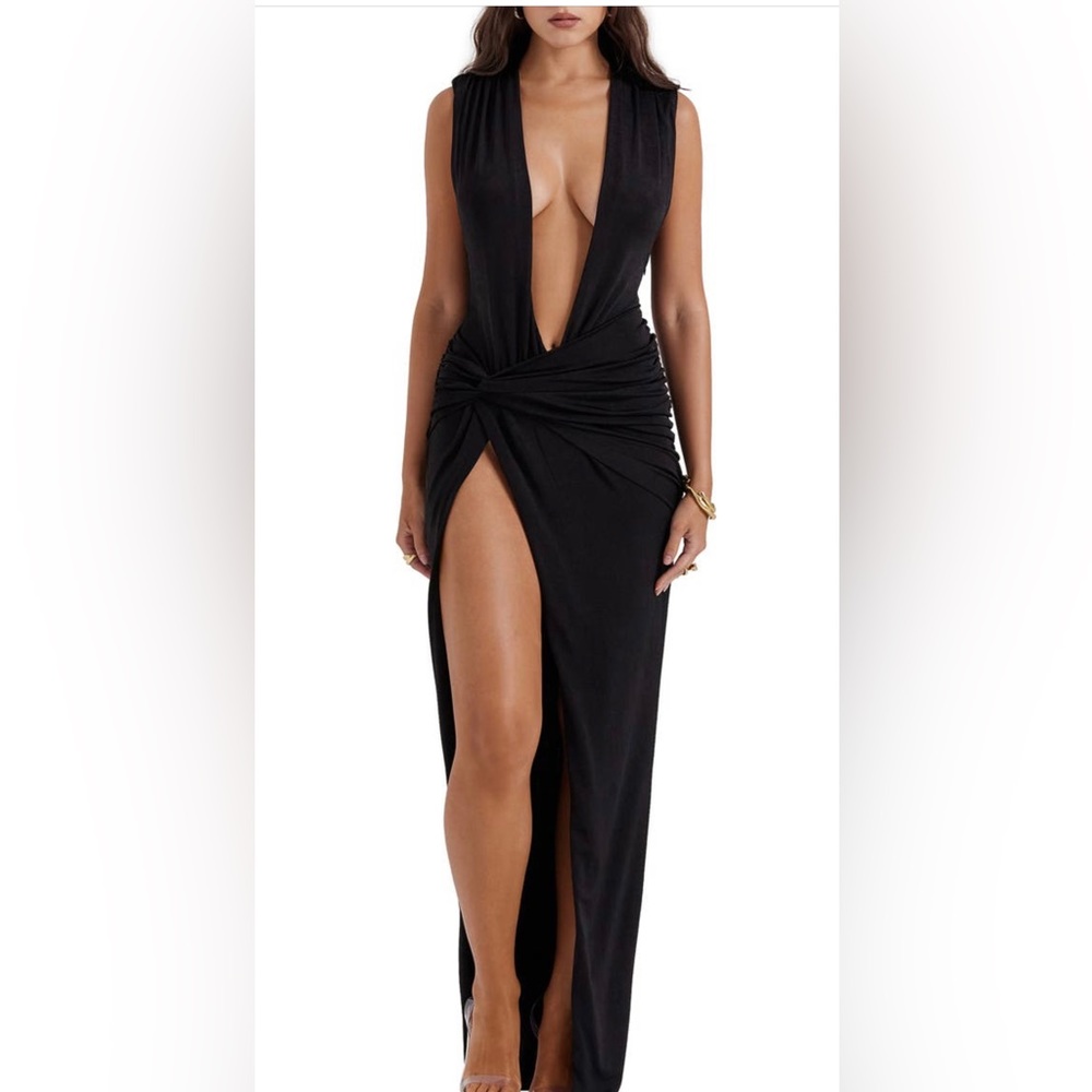 LARELLE 
BLACK PLUNGE MAXI DRESS